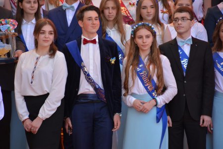Президент Порошенко раздал автографы выпускникам одесских школ и сделал с ними совместное селфи (фото) 