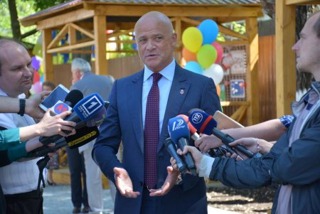 Президент Порошенко раздал автографы выпускникам одесских школ и сделал с ними совместное селфи (фото) 