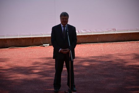Президент Порошенко раздал автографы выпускникам одесских школ и сделал с ними совместное селфи (фото) 