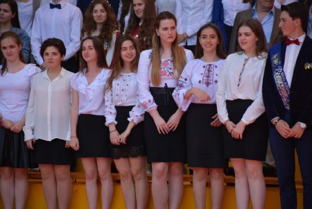 Президент Порошенко раздал автографы выпускникам одесских школ и сделал с ними совместное селфи (фото) 