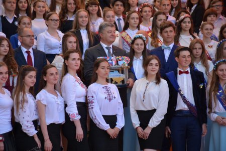 Президент Порошенко раздал автографы выпускникам одесских школ и сделал с ними совместное селфи (фото) 