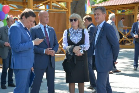Президент Порошенко раздал автографы выпускникам одесских школ и сделал с ними совместное селфи (фото) 
