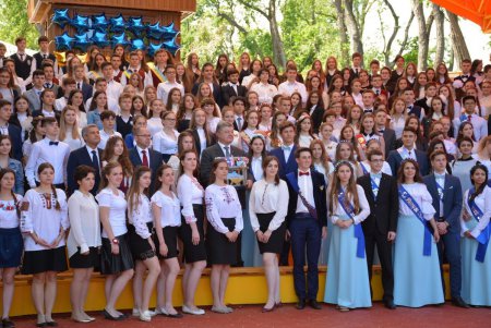 Президент Порошенко раздал автографы выпускникам одесских школ и сделал с ними совместное селфи (фото) 