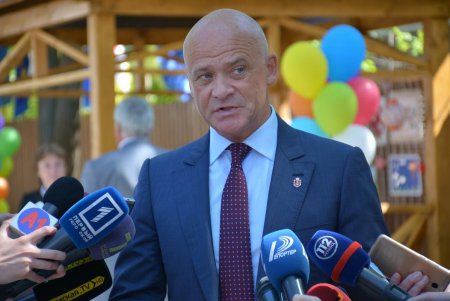 Президент Порошенко раздал автографы выпускникам одесских школ и сделал с ними совместное селфи (фото) 