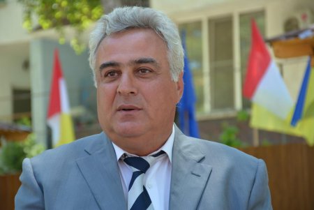 Президент Порошенко раздал автографы выпускникам одесских школ и сделал с ними совместное селфи (фото) 