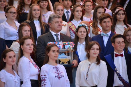 Президент Порошенко раздал автографы выпускникам одесских школ и сделал с ними совместное селфи (фото) 