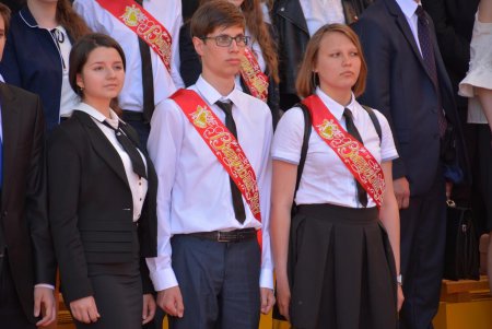 Президент Порошенко раздал автографы выпускникам одесских школ и сделал с ними совместное селфи (фото) 