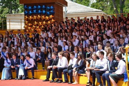 Президент Порошенко раздал автографы выпускникам одесских школ и сделал с ними совместное селфи (фото) 