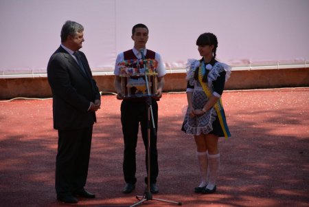 Президент Порошенко раздал автографы выпускникам одесских школ и сделал с ними совместное селфи (фото) 