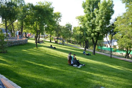 Одесситы массово гуляют в Стамбульском парке (фоторепортаж)