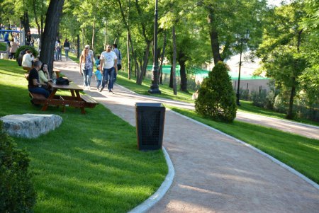 Одесситы массово гуляют в Стамбульском парке (фоторепортаж)