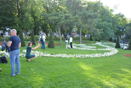 Одесситы массово гуляют в Стамбульском парке (фоторепортаж)
