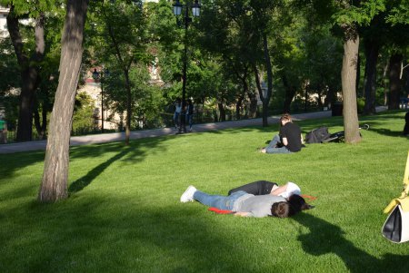 Одесситы массово гуляют в Стамбульском парке (фоторепортаж)