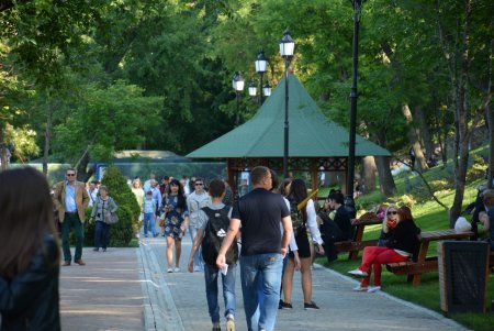 Одесситы массово гуляют в Стамбульском парке (фоторепортаж)