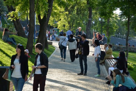 Одесситы массово гуляют в Стамбульском парке (фоторепортаж)
