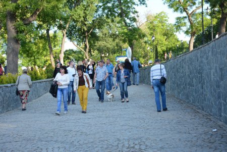 Одесситы массово гуляют в Стамбульском парке (фоторепортаж)