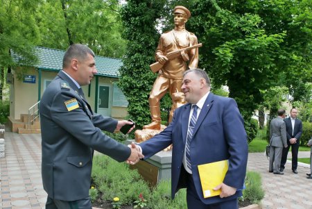 Пограничники принимают поздравления (фоторепортаж) 