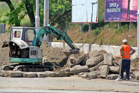  Дорожные мучения жителей поселка Котовского близки к окончанию (фоторепортаж)