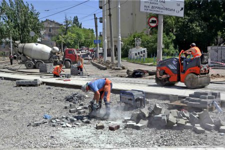  Дорожные мучения жителей поселка Котовского близки к окончанию (фоторепортаж)