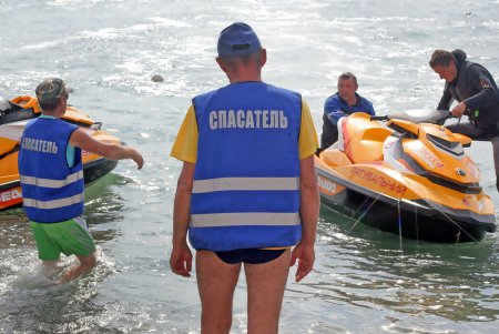 На «Ланжероне» водолазы спасли сразу полдюжины «утопающих» (фоторепортаж)