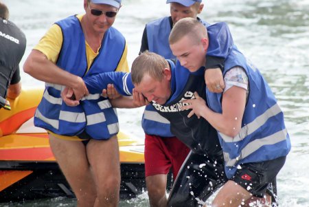 На «Ланжероне» водолазы спасли сразу полдюжины «утопающих» (фоторепортаж)