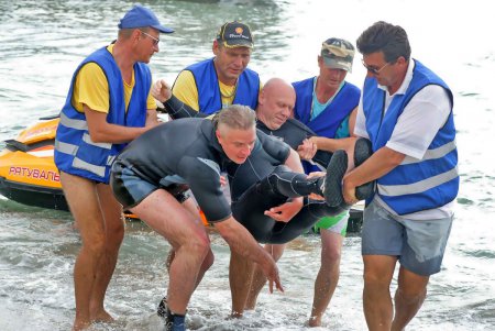 На «Ланжероне» водолазы спасли сразу полдюжины «утопающих» (фоторепортаж)