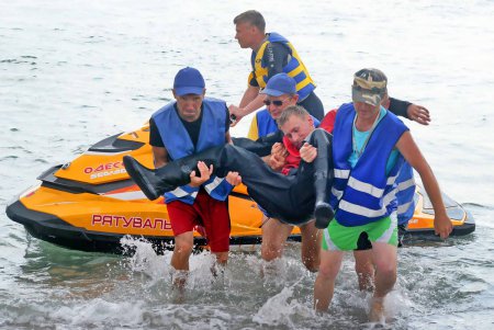 На «Ланжероне» водолазы спасли сразу полдюжины «утопающих» (фоторепортаж)