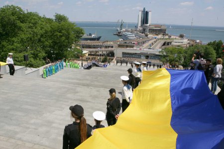 Все лучшее - детям: на Потемкинской лестнице состоялся праздничный флешмоб (фоторепортаж) 