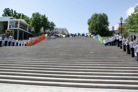 Все лучшее - детям: на Потемкинской лестнице состоялся праздничный флешмоб (фоторепортаж) 