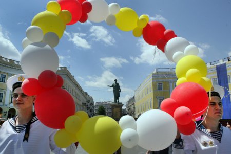 Все лучшее - детям: на Потемкинской лестнице состоялся праздничный флешмоб (фоторепортаж) 