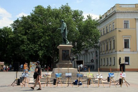 Одесситы у Дюка демонстрируют свои познания о Евросоюзе (фоторепортаж)