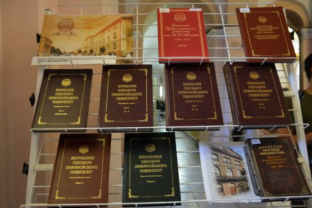 Кладезь мудрости Одессы представил уникальные издания двухвековой давности (фото)