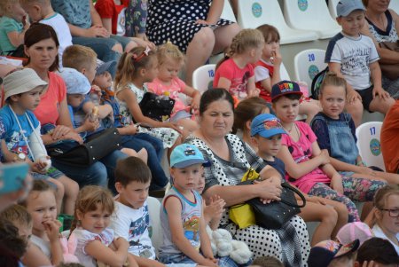 Одесские дети с особыми потребностями посетили шоу дельфинов и получили сертификаты для «общения» с ними (фото)
