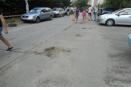 На Таирова коммунальщики демонтировали  металлические препятствия для парковки (фото)