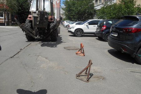 На Таирова коммунальщики демонтировали  металлические препятствия для парковки (фото)