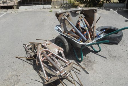 На Таирова коммунальщики демонтировали  металлические препятствия для парковки (фото)