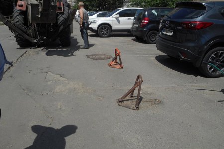 На Таирова коммунальщики демонтировали  металлические препятствия для парковки (фото)
