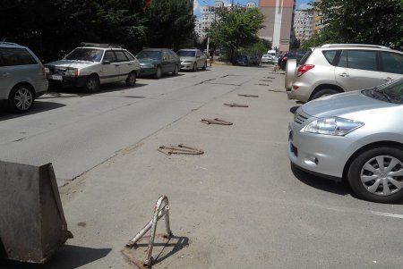 На Таирова коммунальщики демонтировали  металлические препятствия для парковки (фото)