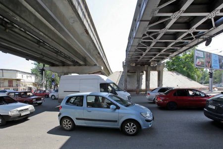 У Пересыпского моста наступило транспортное просветление (фоторепортаж)