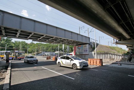У Пересыпского моста наступило транспортное просветление (фоторепортаж)