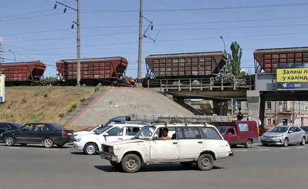 У Пересыпского моста наступило транспортное просветление (фоторепортаж)