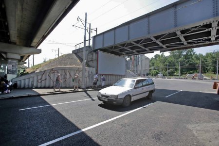 У Пересыпского моста наступило транспортное просветление (фоторепортаж)