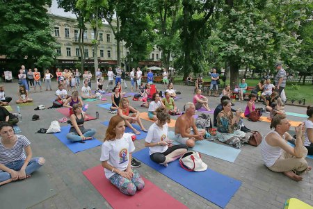 Главная улица Одессы принимала йоготерапию (фоторепортаж)