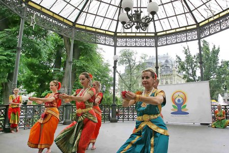 Главная улица Одессы принимала йоготерапию (фоторепортаж)