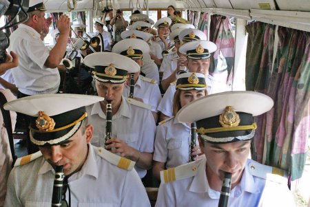 По Одессе прокатился «военно-морской» трамвай (фоторепортаж)