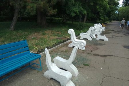 В знаменитом одесском санатории занялись «оздоровлением» ретро-скамеек (фото)