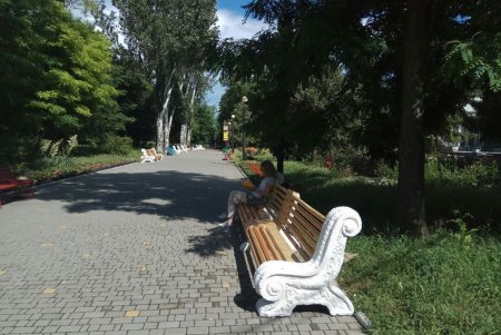 В знаменитом одесском санатории занялись «оздоровлением» ретро-скамеек (фото)