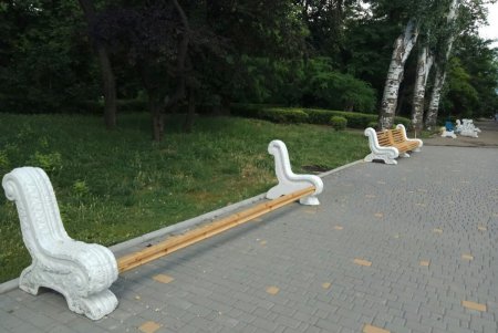 В знаменитом одесском санатории занялись «оздоровлением» ретро-скамеек (фото)
