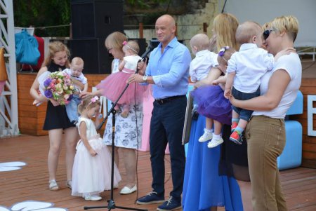 Фестиваль близнецов: одесские пятерняшки принимают поздравления