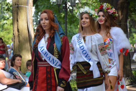 «Мисс Туризм-2017» снова в Одессе: участницы продемонстрировали свои таланты и национальные костюмы (фото)